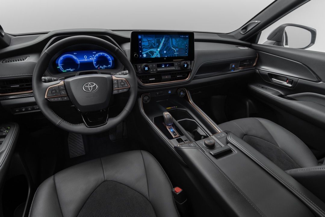 Grande vue sur le tableau de bord et sur la technologie que possède le Toyota Grand Highlander 2024.