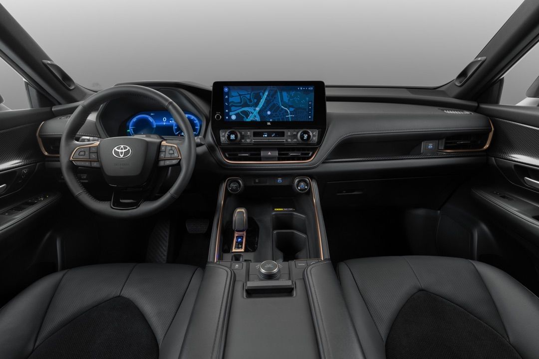 Intérieur avant du Toyota Grand Highlander 2024 incluant les technologies à bord.