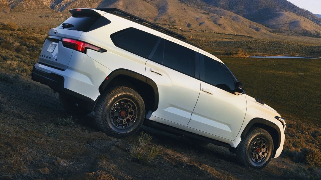 Le Toyota Sequoia 2024 descent une pente abrupte sur un chemin de gravel.