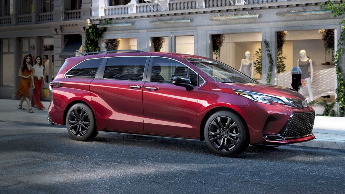 Toyota Sienna 2024 parked in front of stores.