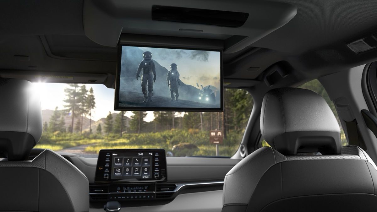 Presentation of the equipment available on the Toyota Sienna Hybrids with a central screen for rear passengers.