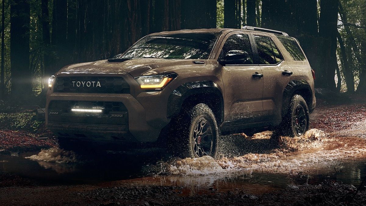 Beautiful front view of the curves and design of the Toyota 4Runner 2025.