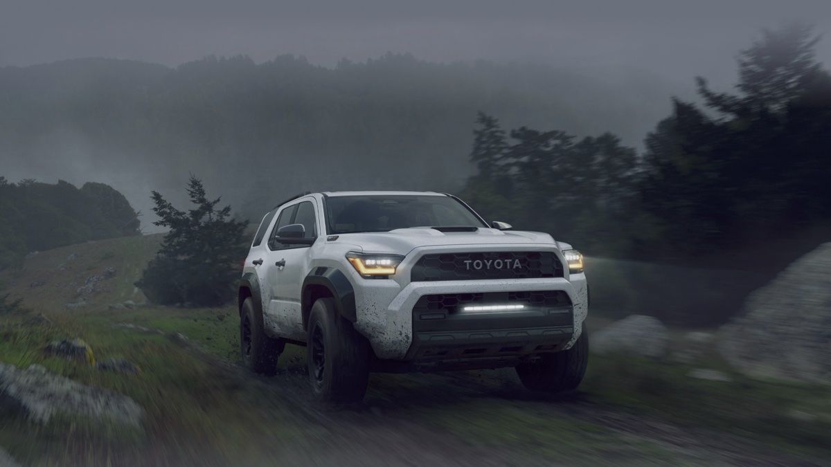 Le Toyota 4Runner 2025 qui roule dans un chemin de boue.