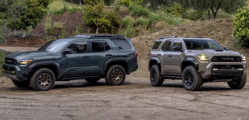 2 Toyota 4Runner 2025 stationné l'un à côté de l'autre.