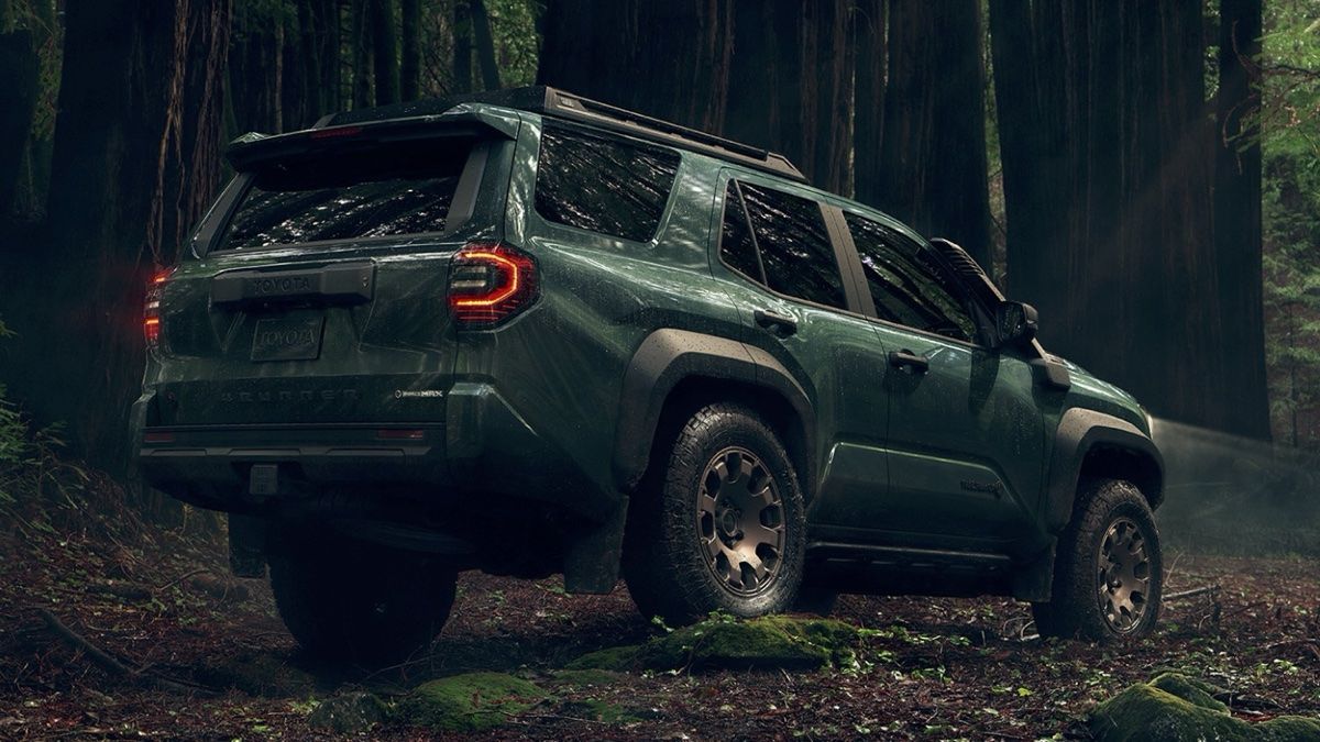 Vue 3/4 arrière du Toyota 4Runner 2025 dans la forêt.