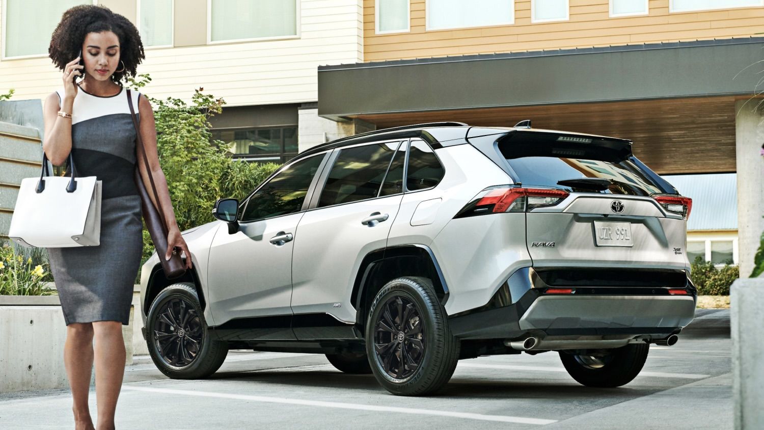 Le Toyota RAV4 2025 stationné en ville.