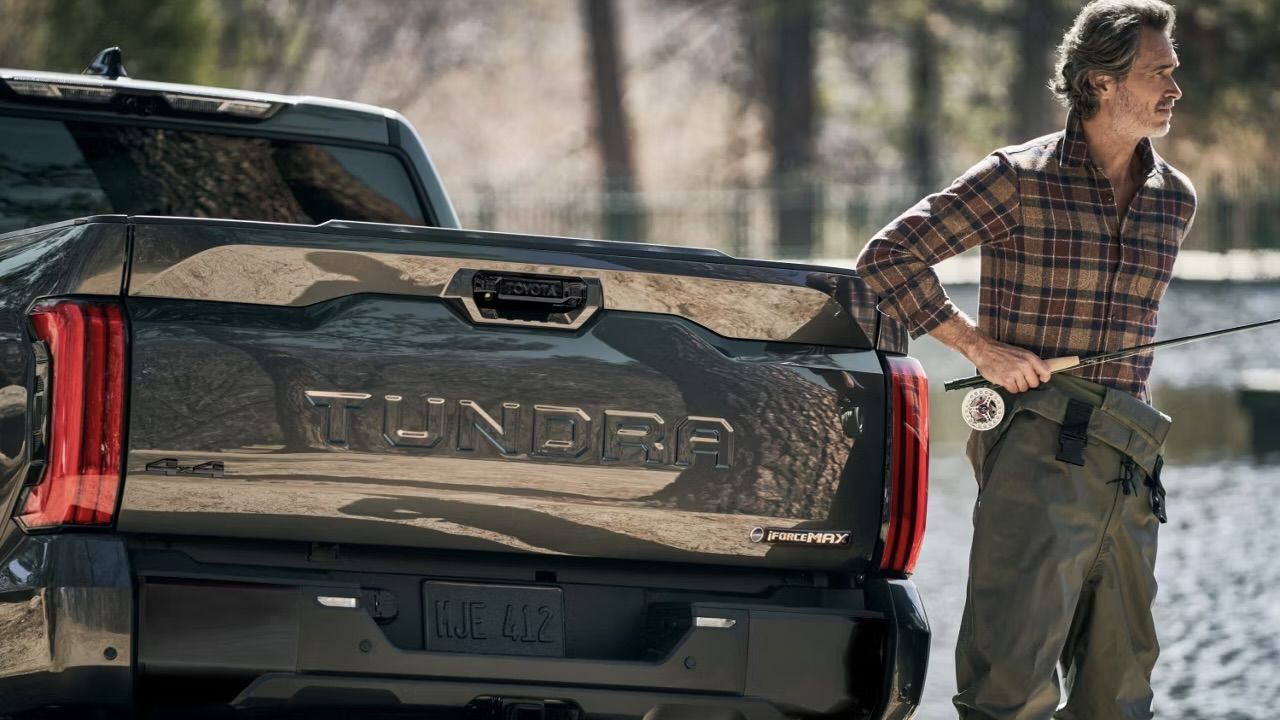 vue d'un pêcheur à côté de son camion Toyota Tundra 2025