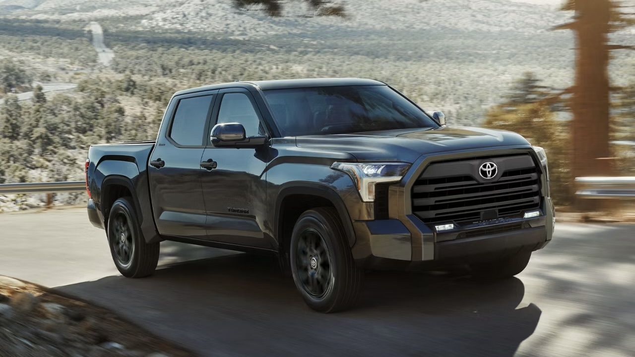 vue latérale avant d'un Toyota Tundra 2025 sur une route de montagne