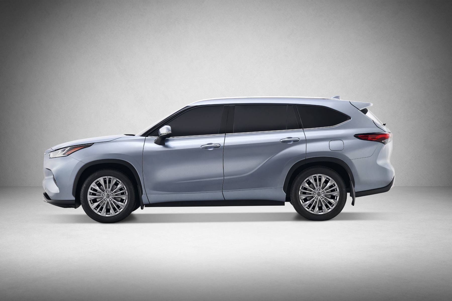 The new 2020 Toyota Highlander and its upcoming hybrid version