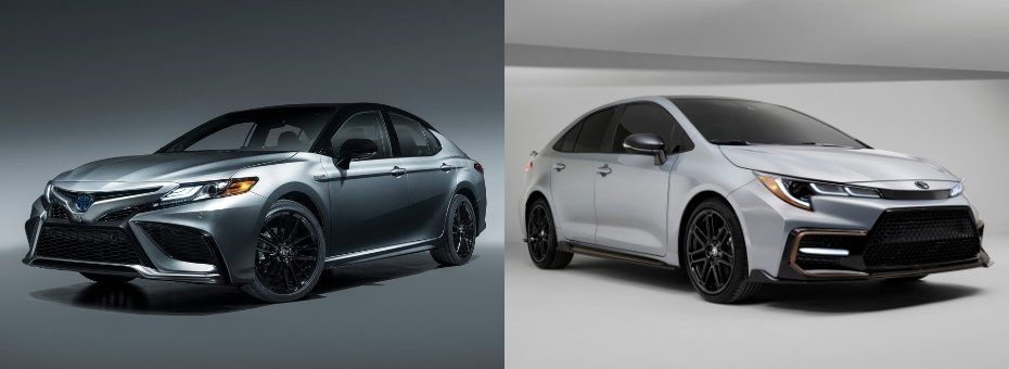 Vue 3/4 avant de la Toyota Camry hybride XSE 2021 à la gauche de la Corolla hybride Apex 2021