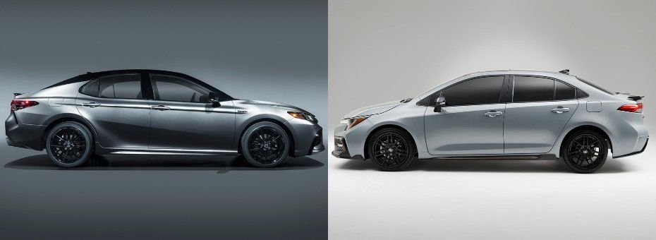 Vue latérale de la Toyota Camry hybride XSE 2021 face à la Corolla hybride Apex 2021