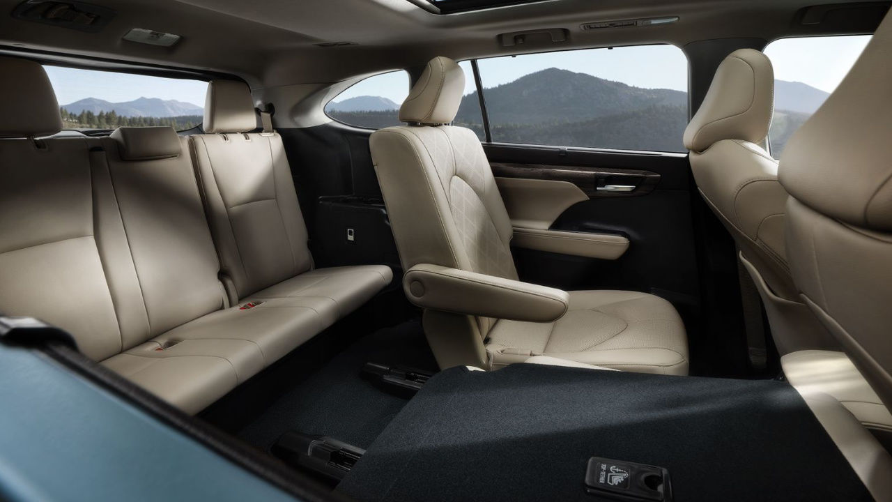 L'intérieur du Toyota Highlander 2023 incluant les 2 dernières rangées de sièges.