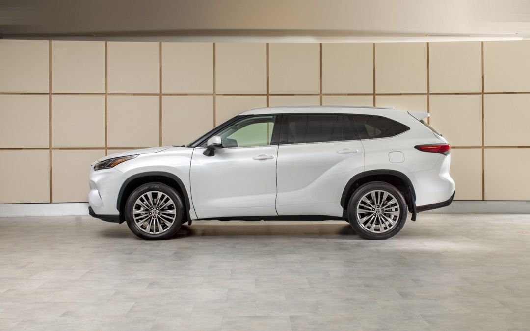 Side view of the 2023 Toyota Highlander Turbo.