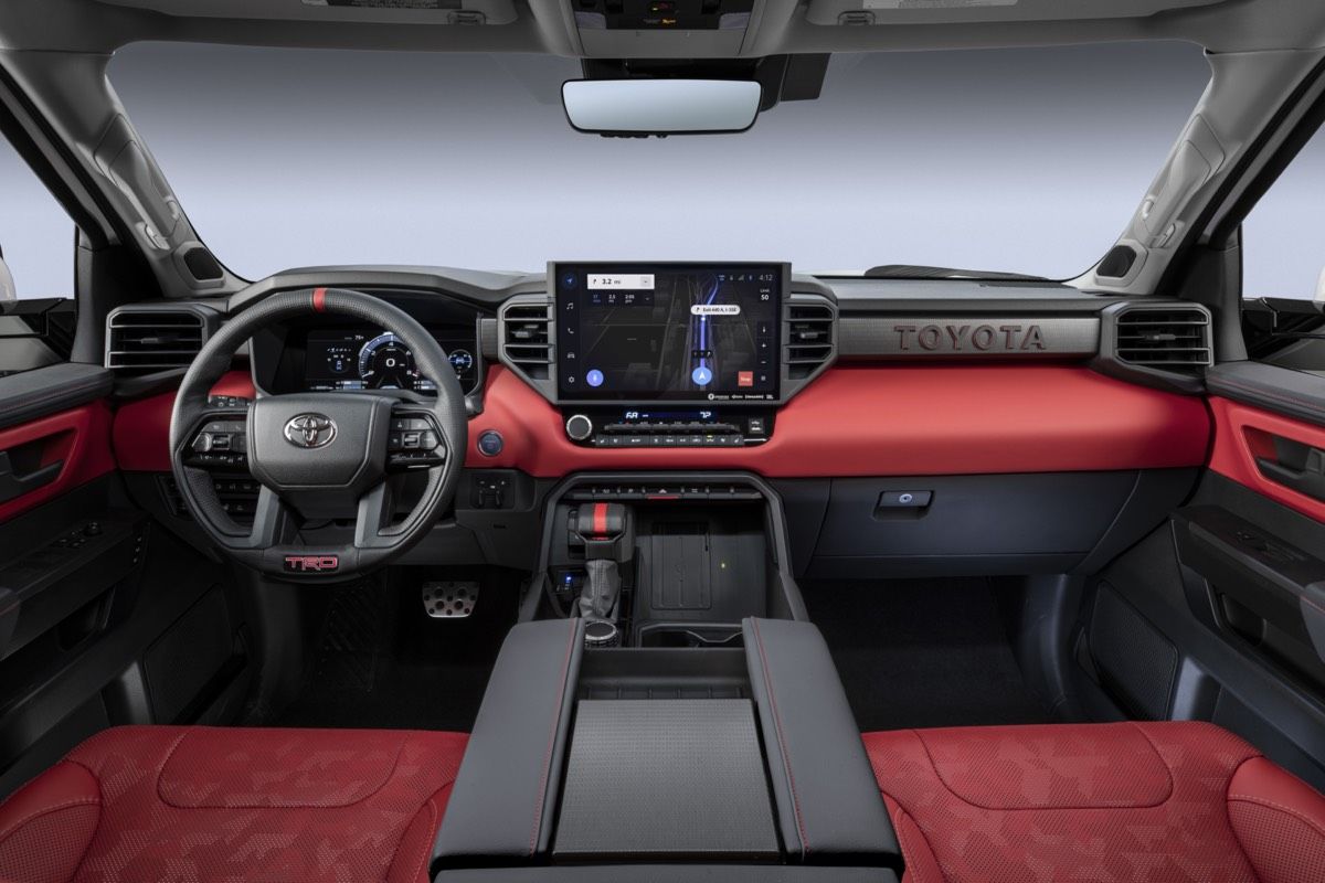 Intérieur avant du Toyota Tundra TRD Pro 2022 incluant son tableau de bord avec toutes ses technologies et commodités