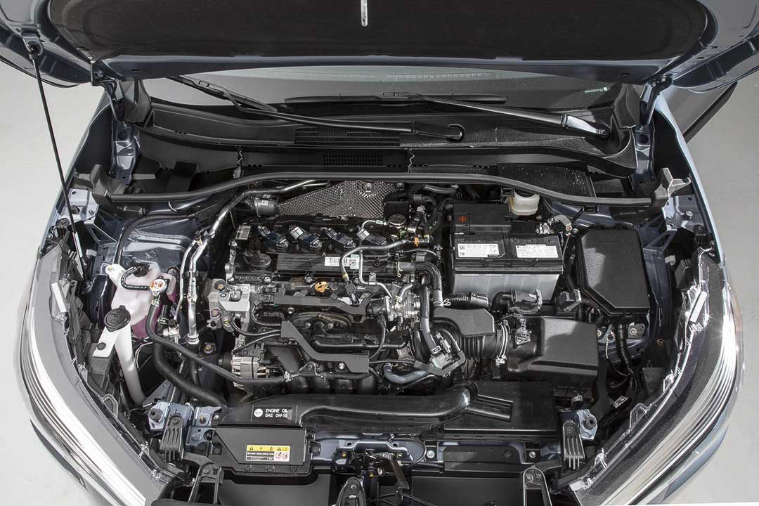 Sous le capot de la Toyota Corolla Cross dévoilant son moteur 4 cylindres 2,0 L