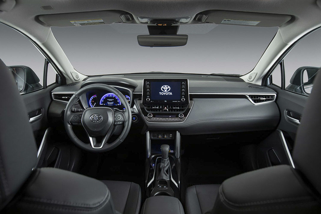 Cockpit avant de la Toyota Corolla Cross 2022 incluant le tableau de bord avec toutes ses commodités