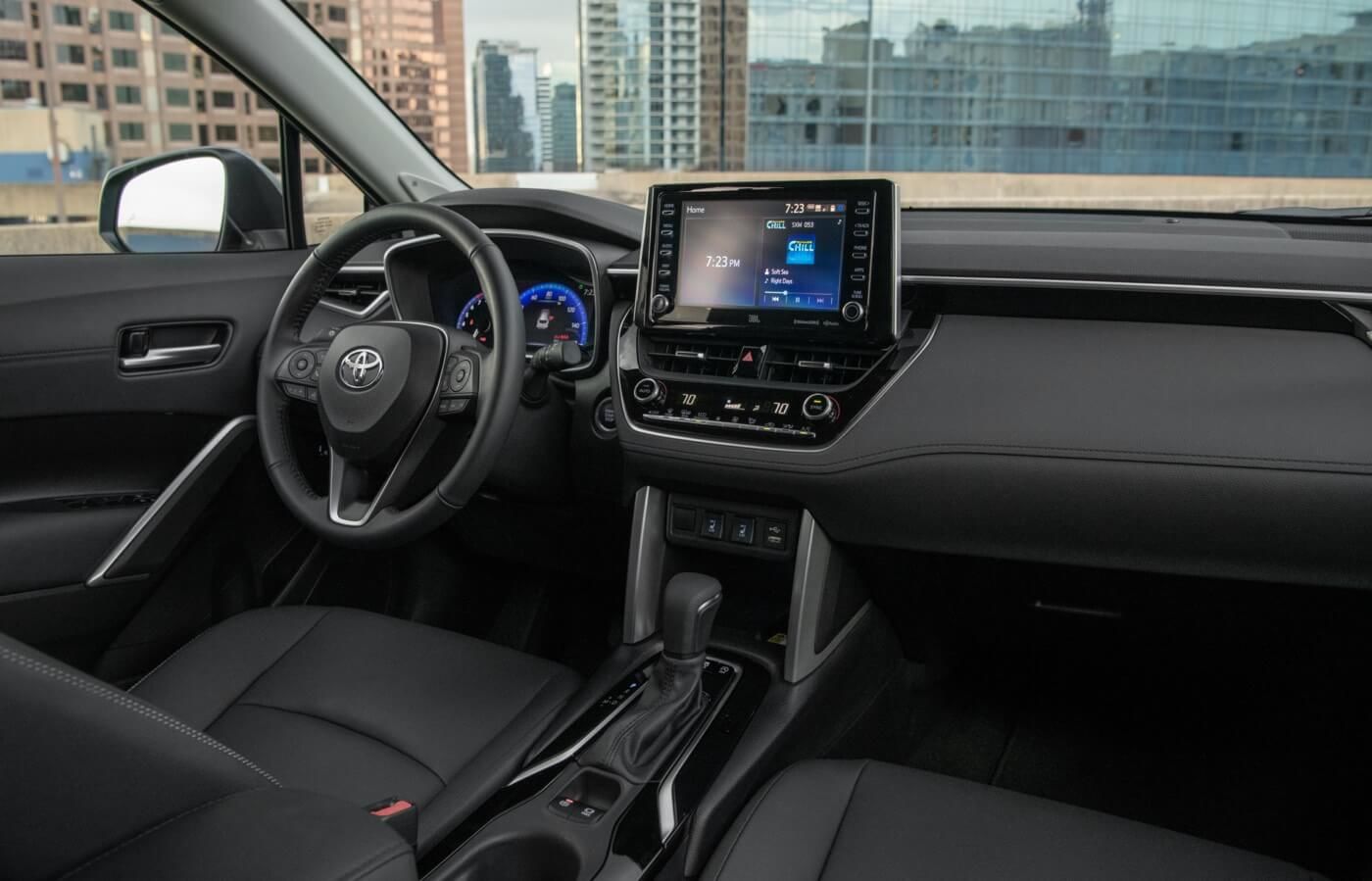 Tableau de bord d'un Toyota Corolla Cross XLE Célestine 2022 avec toutes ses technologies embarquées