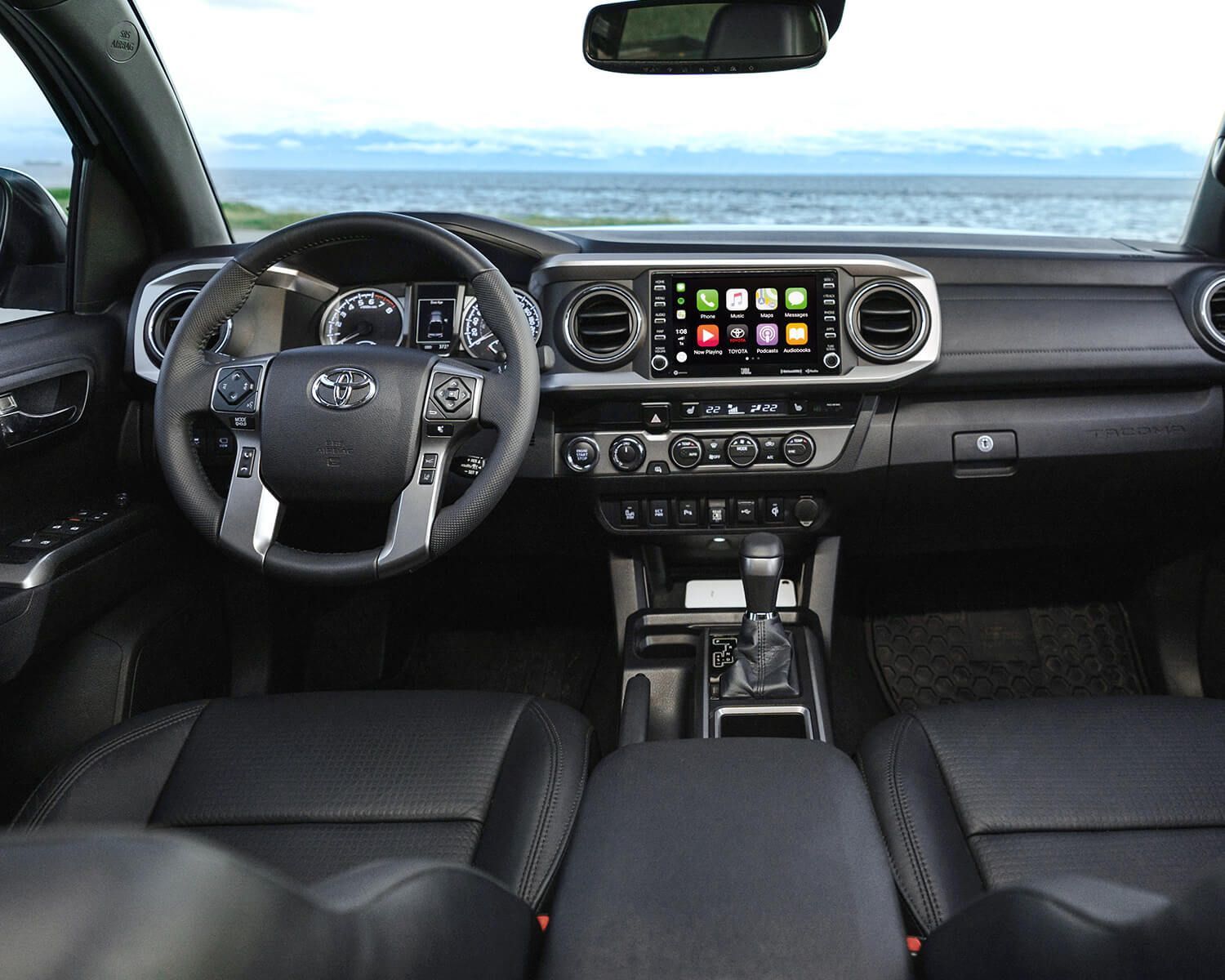 Planche de bord d'un Toyota Tacoma 2022 avec toutes ses technologies embarquées incluant Apple CarPlay