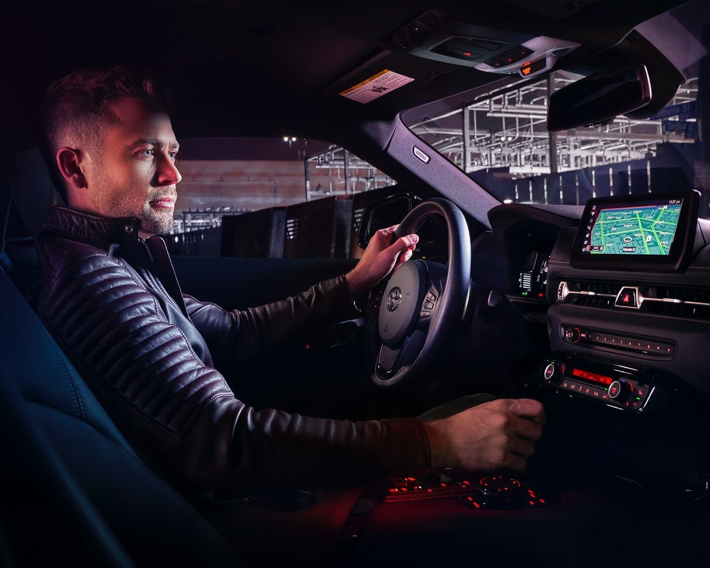 Un conducteur au volant de sa Toyota GR Supra 3.0 2022 avec la navigation intégrée à l'écran central