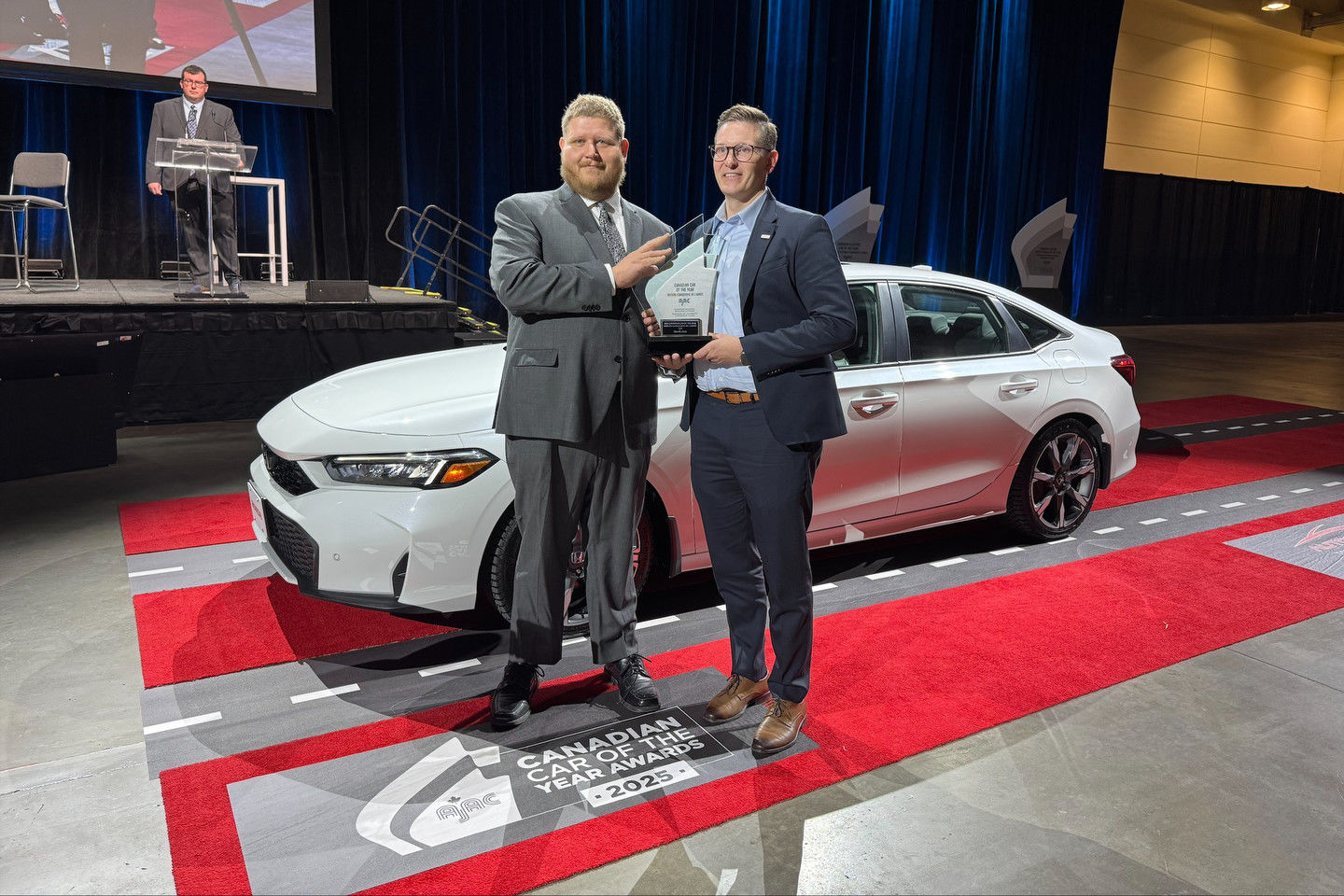 Honda Civic Hybride 2025 : Une gagnante fabriquée au Canada remporte le prix du véhicule de l’année de l’AJAC