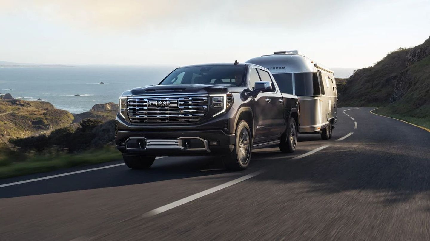 Comparaison des moteurs de base du GMC Sierra et Chevrolet Silverado 2023, du Ford F-150 et du Ram 1500 2023 : performances et capacité de remorquage