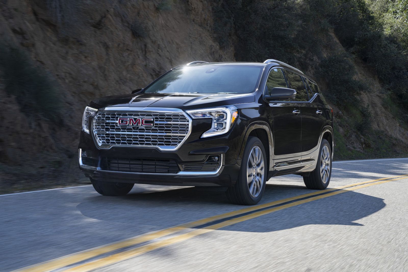 Comparaison du GMC Terrain 2024 et du Toyota RAV4 2024