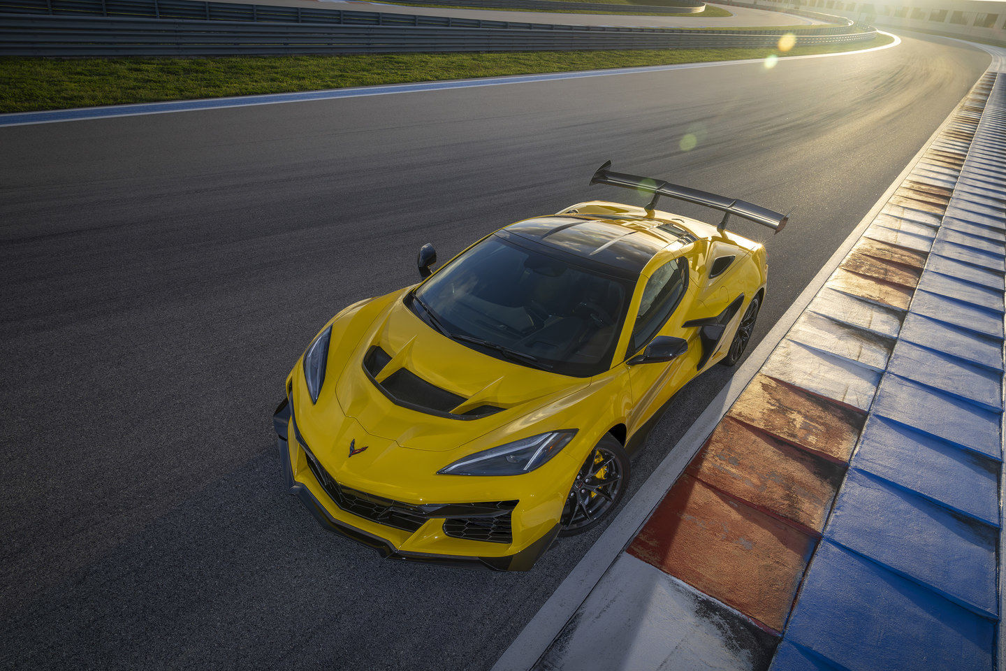 La Corvette ZR1 2025 atteint la vitesse de 0 à 96 km/h en 2,3 secondes, un record.