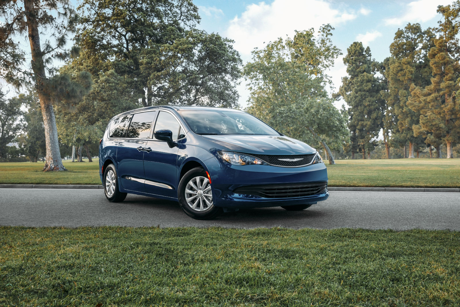 5 Tips for Finding the Best Pre-Owned Minivan for Your Family