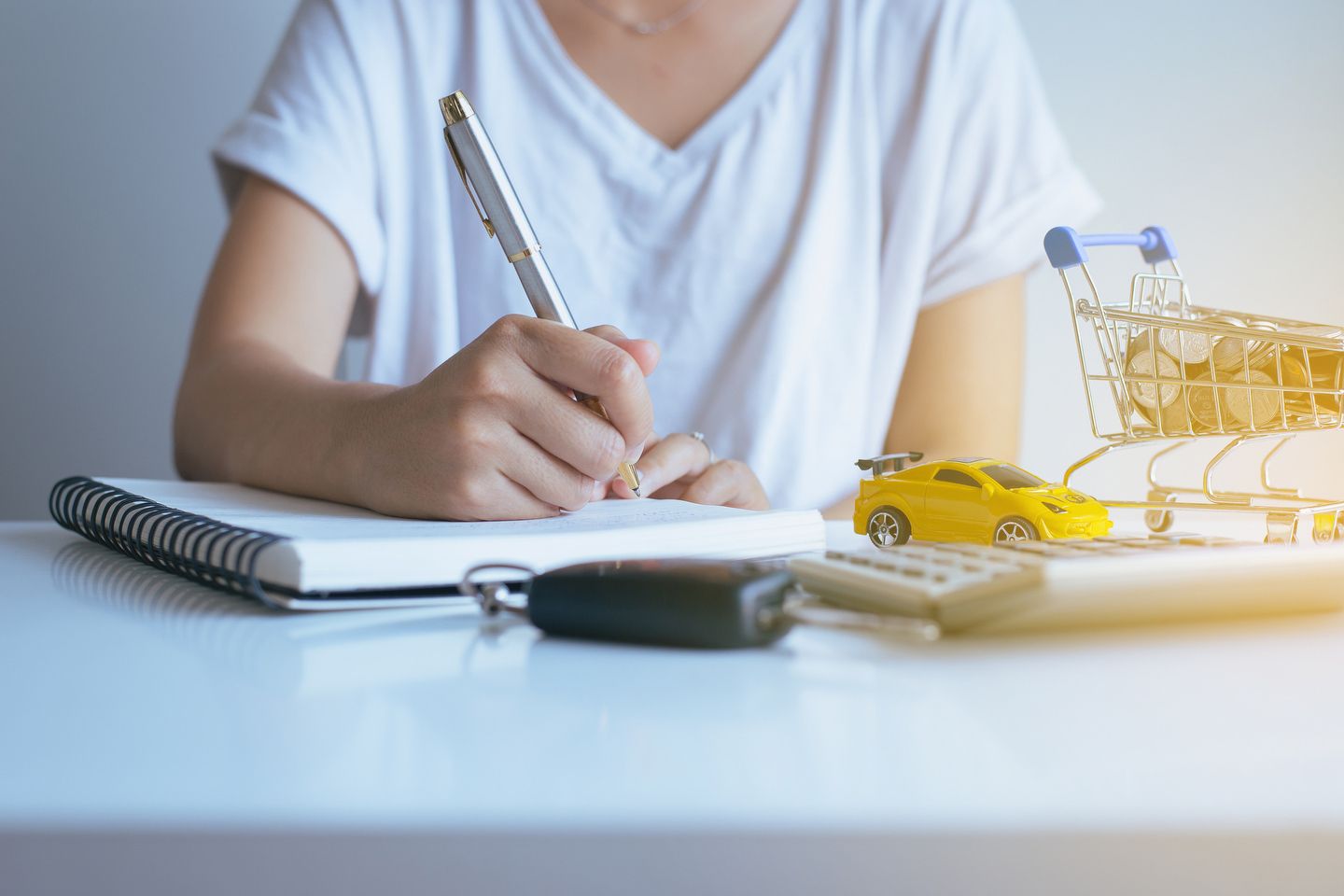 Calculating a car loan and vehicle budget at a desk - Humberview Group - new car dealerships in Ontario