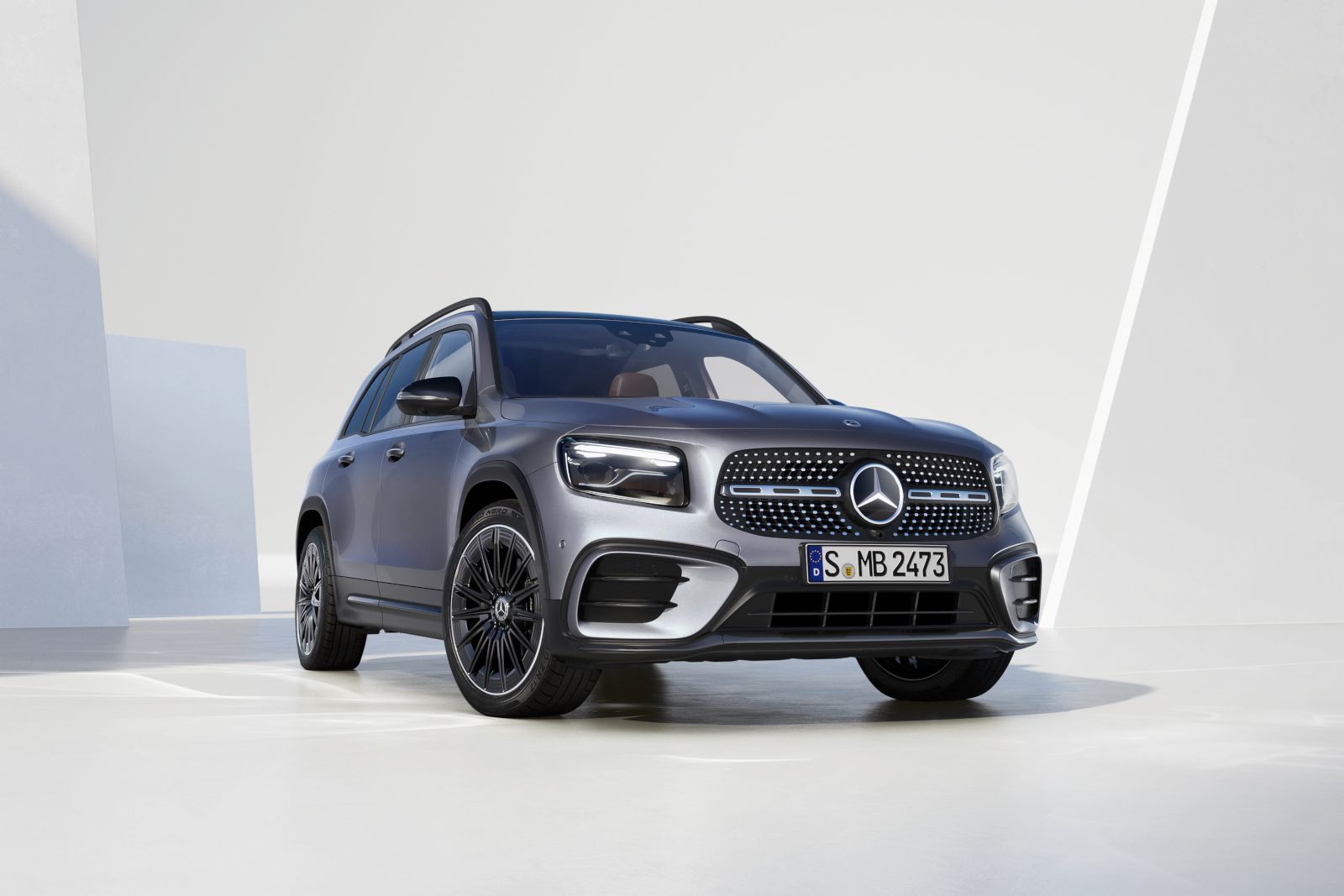 2025 Mercedes-Benz GLB - front view of a grey 2025 Mercedes-Benz GLB - Mercedes-Benz Brampton - Mercedes-Benz car dealership in Brampton, ON