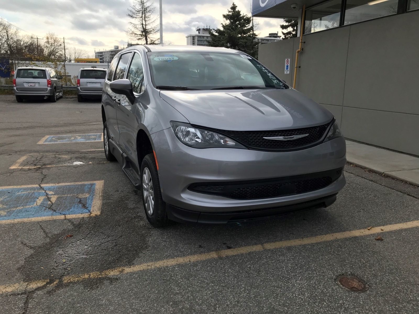 2026 Chrysler Grand Caravan - front angle view of a silver 2026 Chrysler Grand Caravan wheelchair accessible van parked in a lot - Courtland Mobility - Accessible car dealership in Burlington, Ontario