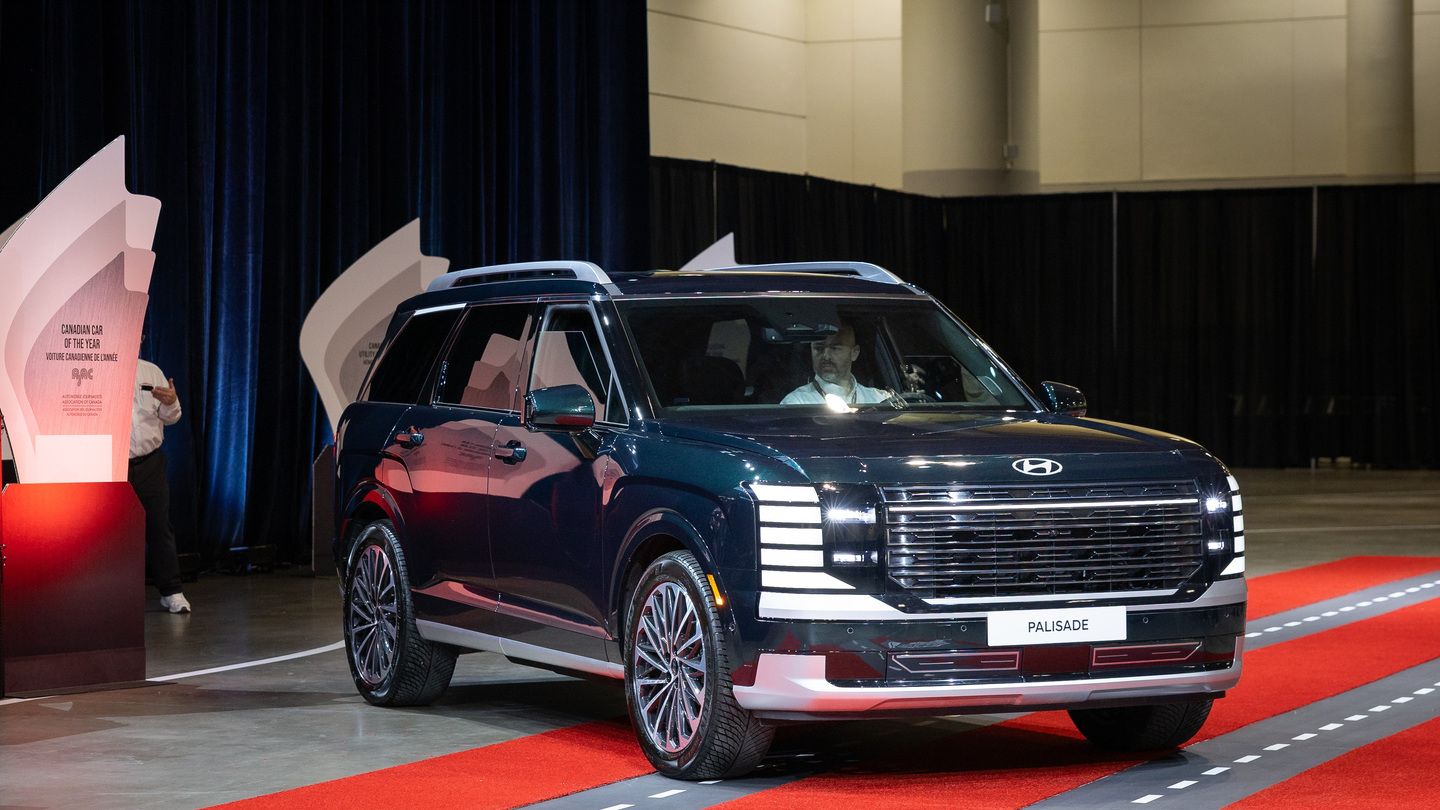 2026 Hyundai Palisade - front three-quarter view of a dark blue 2026 Hyundai Palisade on a red carpet - Cooksville Hyundai - Hyundai new car dealership in Mississauga, Ontario