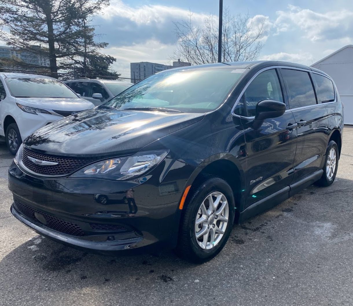 2026 Chrysler Grand Caravan - front view of a black 2026 Chrysler Grand Caravan parked in a dealership lot - Courtland Mobility - Chrysler new car dealership in Burlington, Ontario