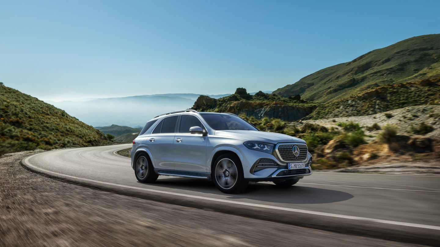 2027 Mercedes-Benz GLE - front view of a silver Mercedes-Benz GLE driving on a winding mountain road - Mercedes-Benz Brampton - New car dealership in Brampton, Ontario