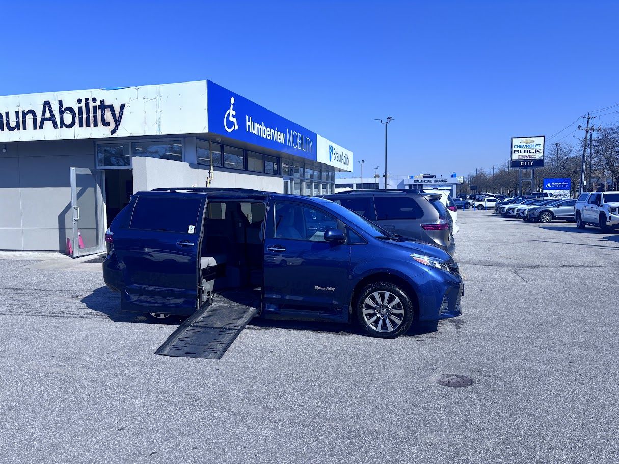 2020 Toyota Sienna XLE w/ Braun Power Side