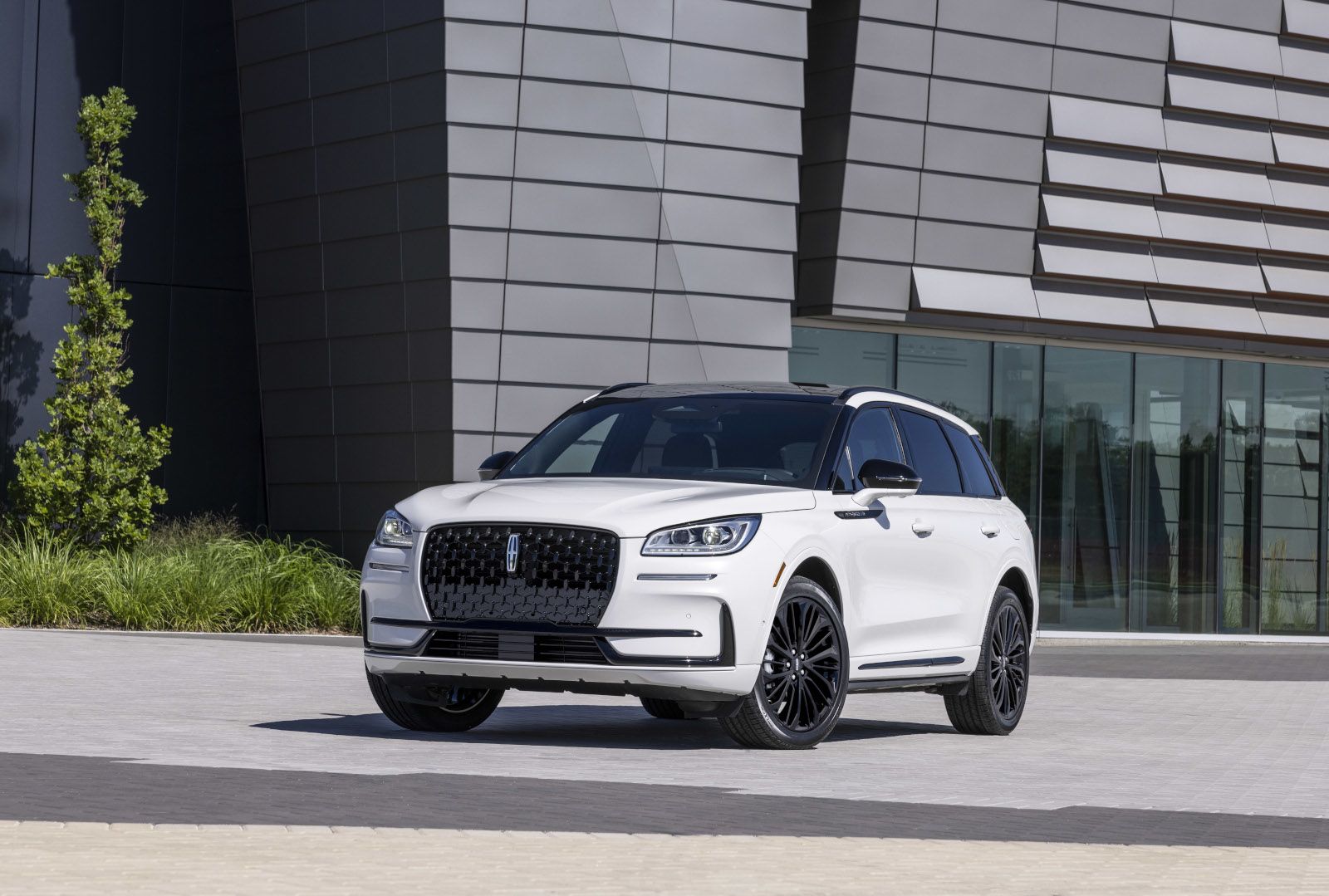 2026 Lincoln Corsair - front three-quarter view of a white 2026 Lincoln Corsair Reserve with black wheels in front of a modern building - Bayfield Lincoln - New car dealership in Barrie, Ontario