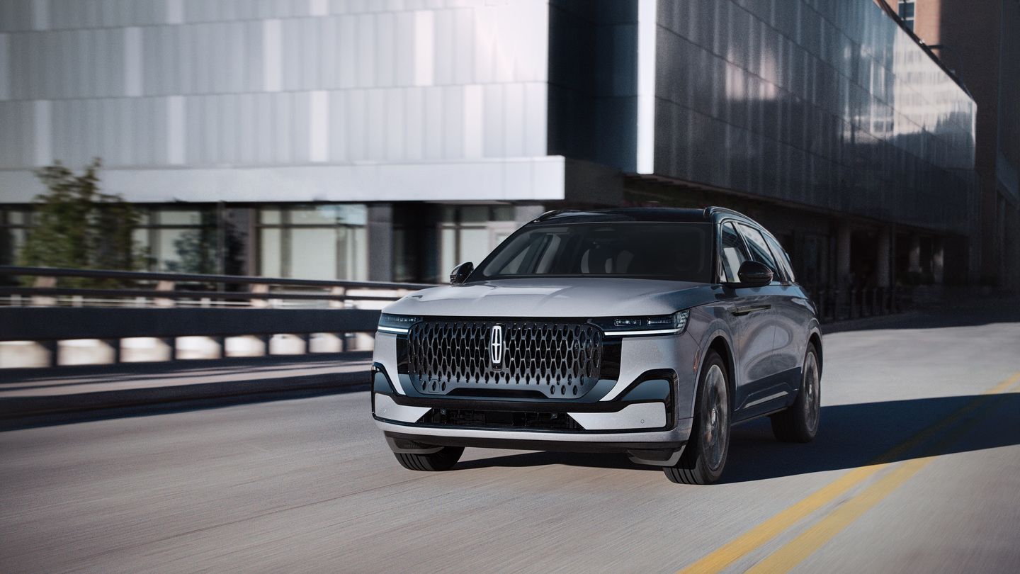 2027 Lincoln Nautilus - front view of a grey Lincoln Nautilus driving on a city road - Bayfield Lincoln - Lincoln new car dealership in Barrie, Ontario