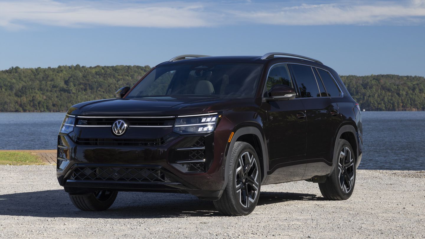 2027 Volkswagen Atlas - front three-quarter view of a dark red Volkswagen Atlas parked near the water - Volkswagen Midtown Toronto - Volkswagen new car dealership in Toronto, Ontario