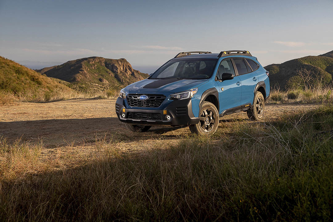 Subaru Outback Wilderness 2022 stationné au dessus d'une montagne