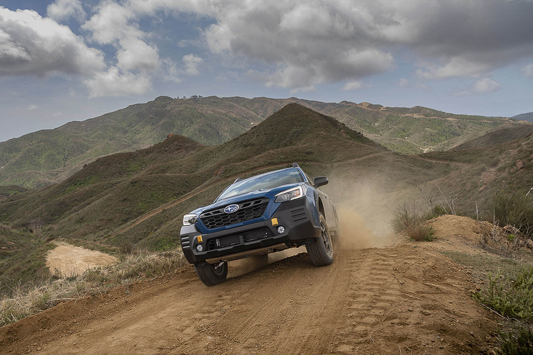 Subaru Outback Wilderness 2022 sur un terrain accidenté en montagne