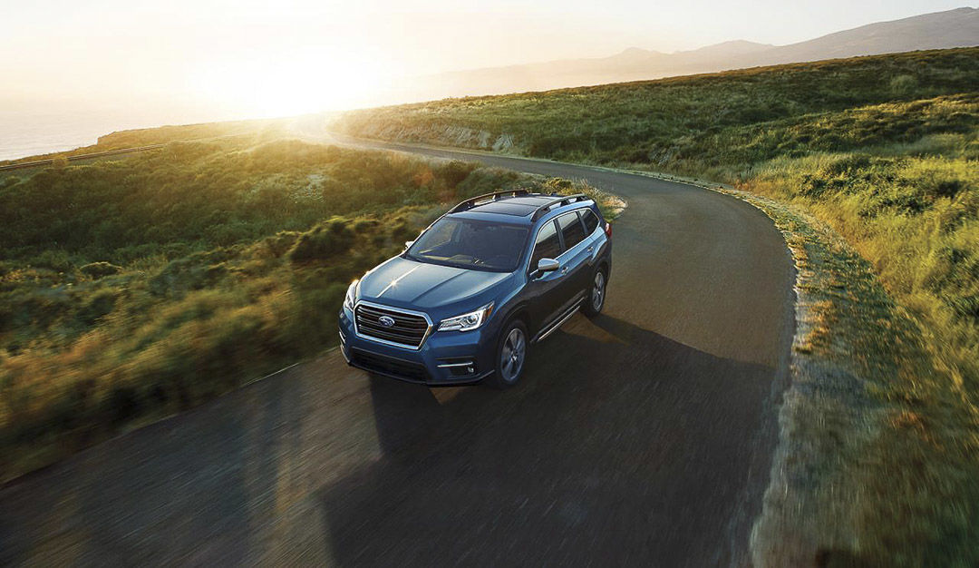 Subaru Ascent 2022 roulant sur une route de campagne dos au soleil