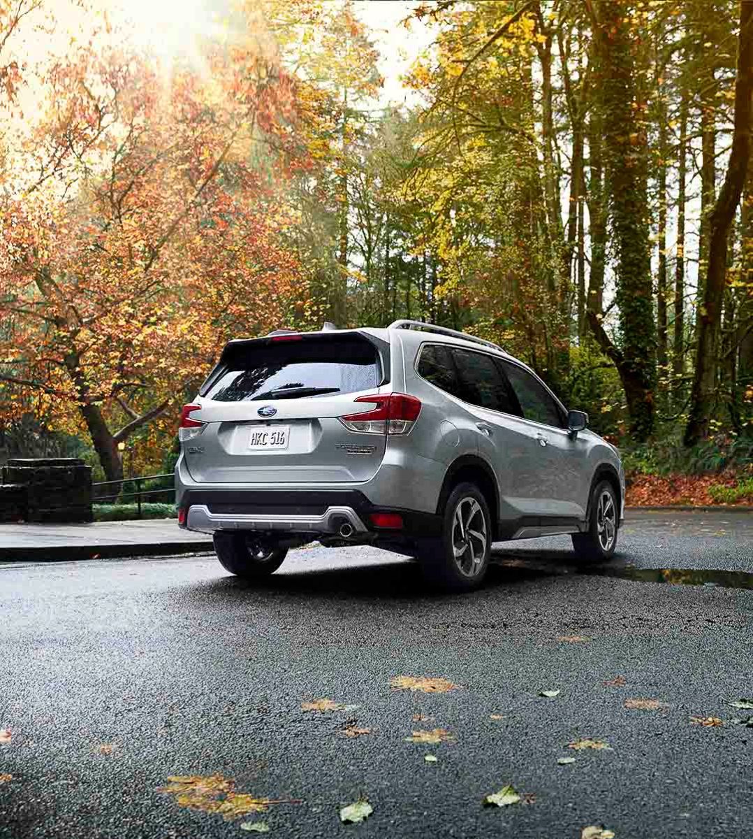 Vue 3/4 arrière d'un VUS Subaru Forester garé à l'extérieur pendant la saison d'automne.