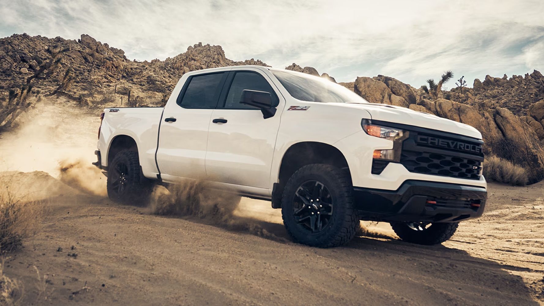 Le Chevrolet Silverado 1500 2025 qui dérape dans le sable.