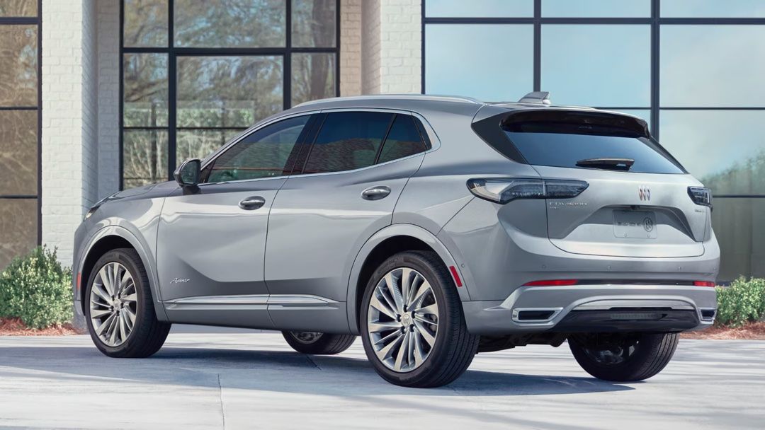 Vue 3/4 arrière du Buick Envision à l'extérieur.