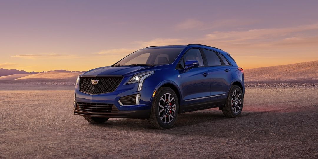 Vue 3/4 avant du Cadillac XT5 2025 à l'extérieur.