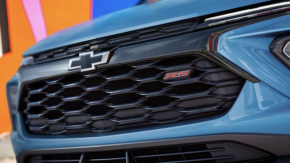 Vue rapprochée sur le design du pare choc avant du Trailblazer 2025.