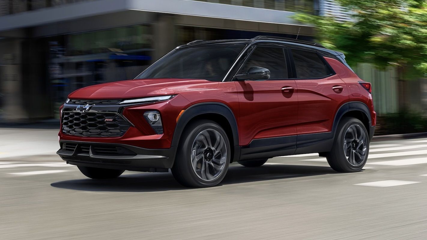 Le Chevrolet Trailblazer 2025 qui roule en ville.