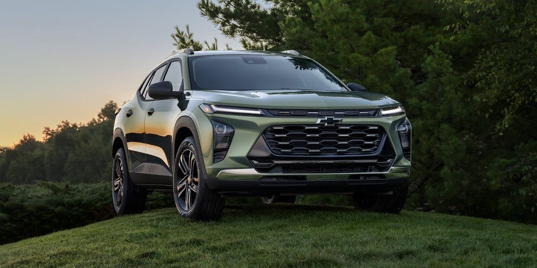 Le Chevrolet Trax 2025 stationné sur une bute dans l'herbe.