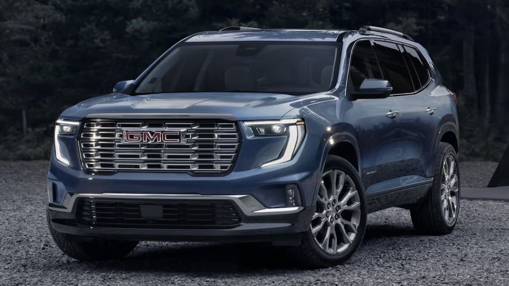 Le GMC Acadia stationné sur la gravel.