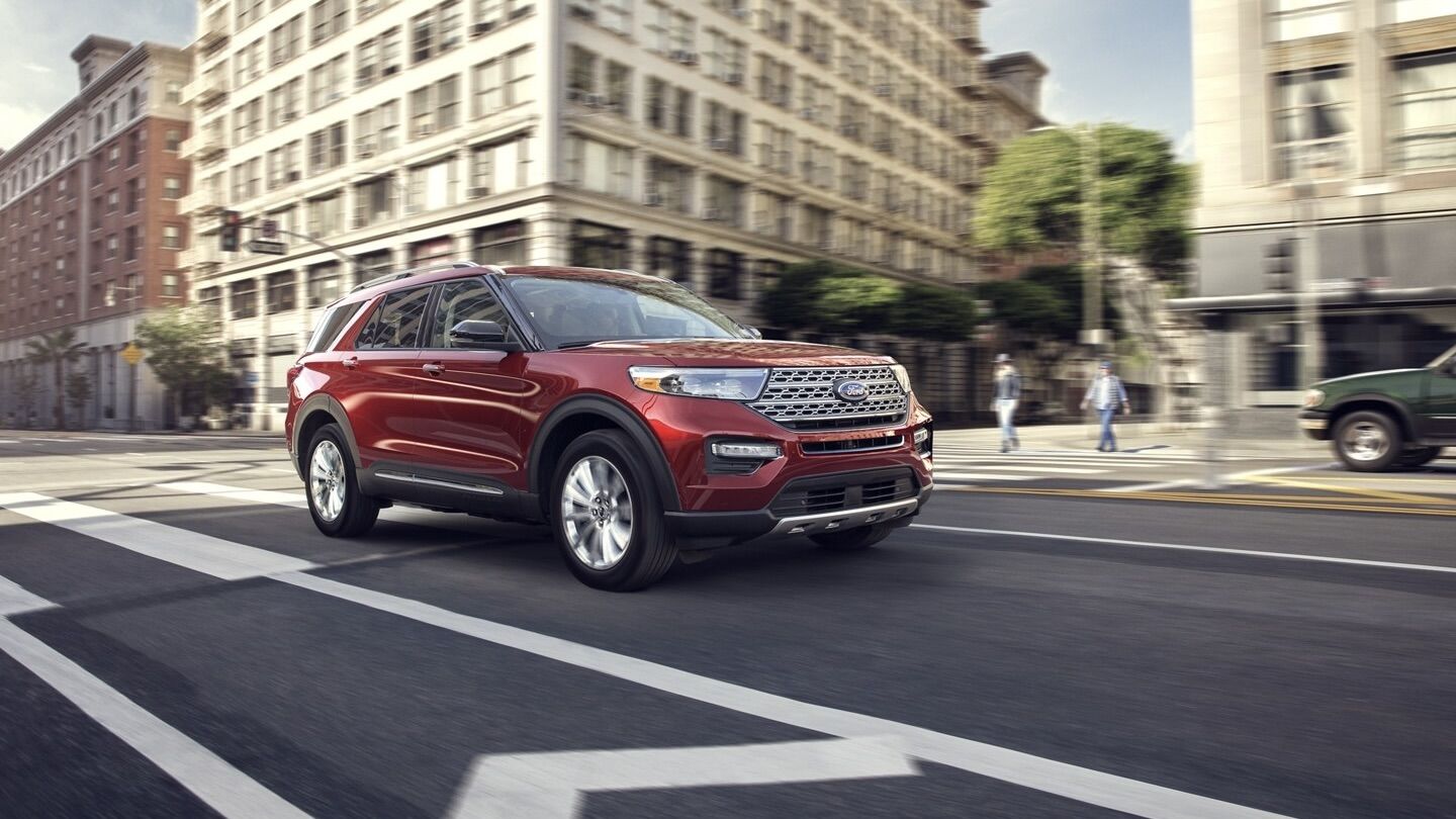 Le Ford Explorer qui roule en ville.